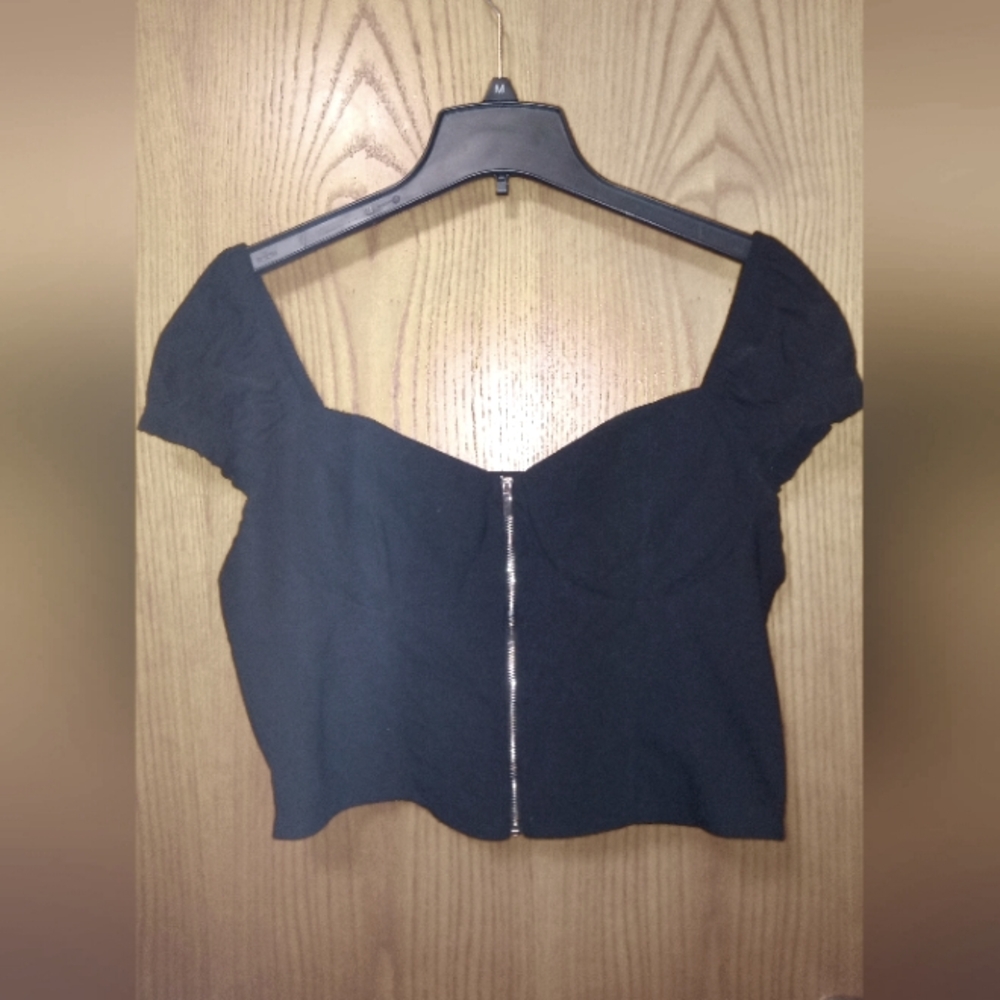 Steve Madden Crop Zip puffed Sleeve SEXY TOP!